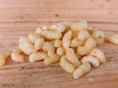 Imitácia mäsového červa – nástraha, ktorá vyzerá a pohybuje sa ako skutočný mäsový červ. Detailné spracovanie dáva rybám pocit, že chytajú živú návnadu. Imitácia mäsového červa – nástraha, ktorá vyzerá a pohybuje sa ako skutočný mäsový červ. Detailné spracovanie dáva rybám pocit, že chytajú živú návnadu.