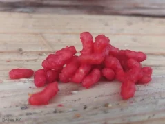 Imitace masného červa – nástraha, která vypadá a pohybuje se jako opravdový masný červ. Detailní zpracování dává rybám pocit, že chytají živou návnadu. Imitace masného červa – nástraha, která vypadá a pohybuje se jako opravdový masný červ. Detailní zpracování dává rybám pocit, že chytají živou návnadu.
