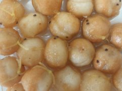Rohlíkové boilies v dipu – bomba kombinace chuti a vůně, co prostě fungje!  Kuličky se koupou v parádním dipu, který po vhození do vody okamžitě začne lákat ryby kolem sebe.