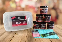 6 kelímků top dipovaných boilies, abys u vody měl vždycky připravenou tu správnou nástrahu. Chytat nikdy nebylo snadnější!