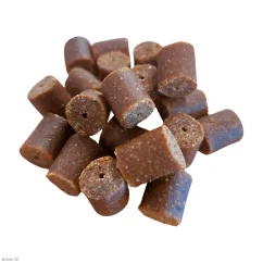 Feeder pelety Chilli + Pepř 10 mm – pálivý signál, co kapry nenechá v klidu! Stačí navléknout na háček a čekat na záběr.