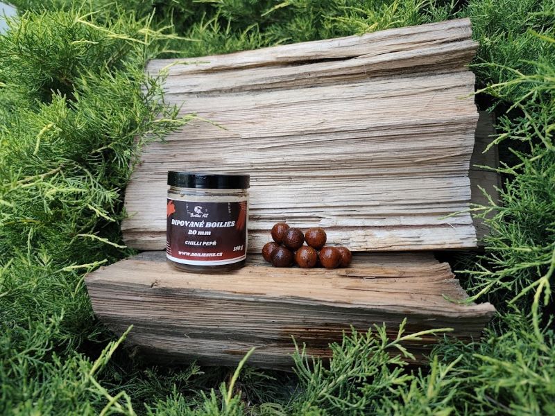 Ostrá jízda, co rozproudí každý kapří chuťové pohárky. Pálivá směs, co přiláká ty největší ryby. Ostrá jízda, co rozproudí každý kapří chuťové pohárky. Pálivá směs, co přiláká ty největší ryby.